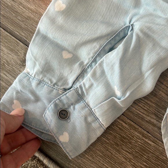 Beachlunchlounge Sky Blue Blouse with White Hearts - Picture 5 of 9